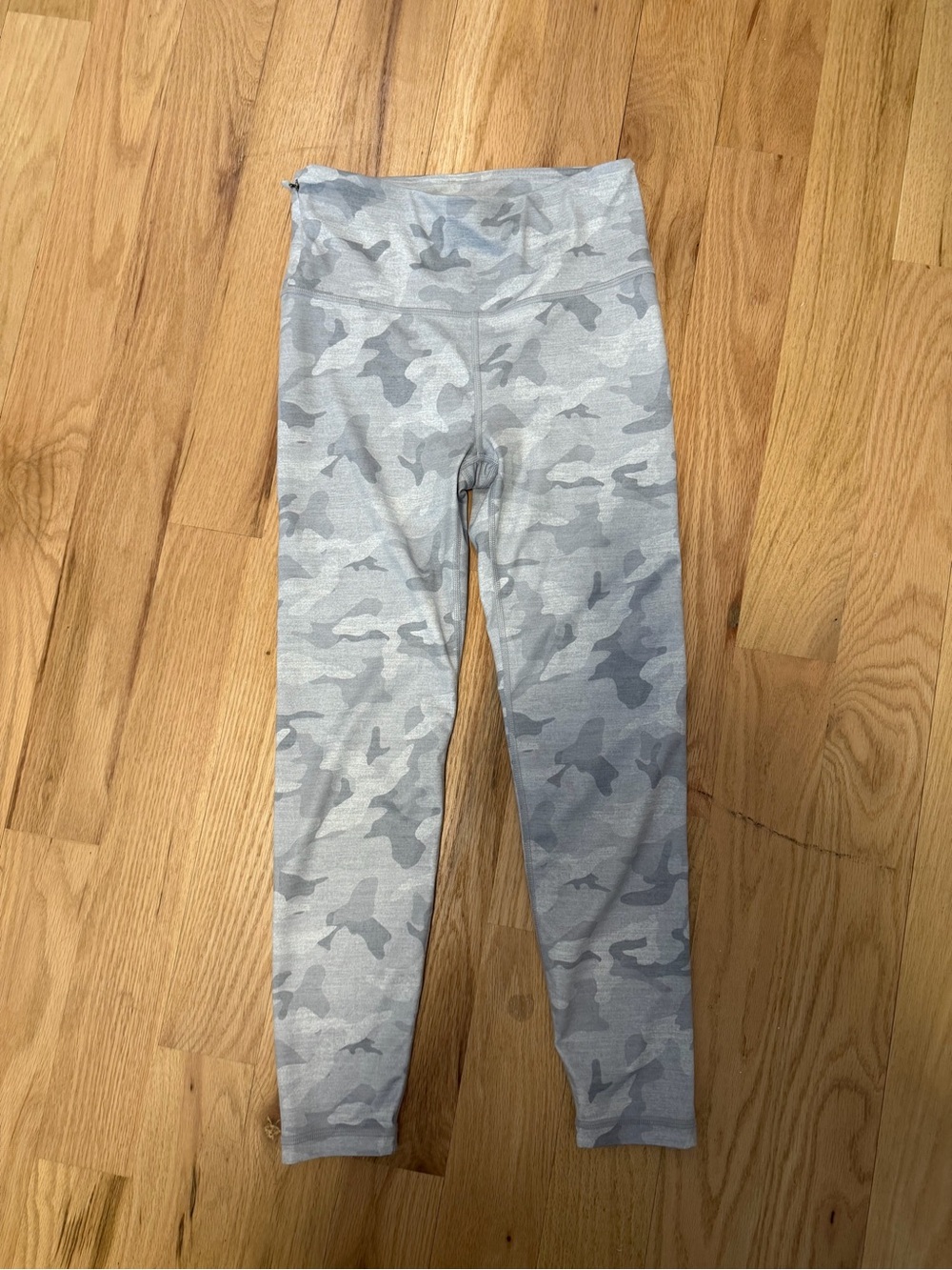 GAP Women’s Fit Eclipse Light Gray Camo High-Rise Leggings
